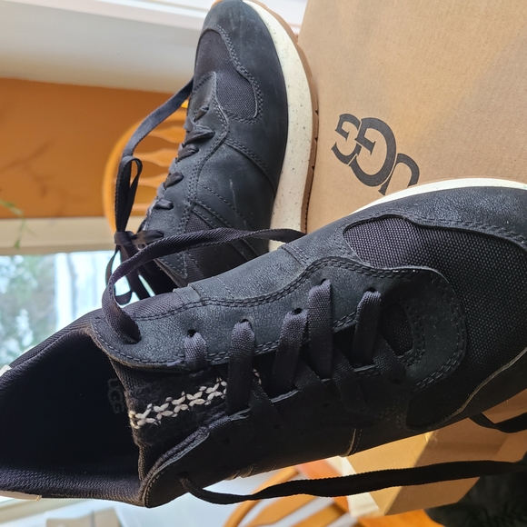 UGG Black ReTrainer Go Anywhere Sneakers 9.5 Excellent Condition & Comfortable - Picture 10 of 16